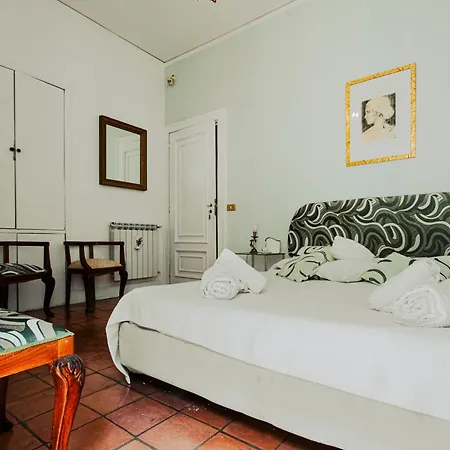 게스트하우스 Ma Maison Shared In Chiaia 2